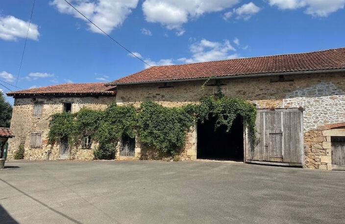ENSEMBLE IMMOBILIER DE CARACTERE - 3 MAISONS, 2 GRANGES ET 1 PATIO - UN PROJET UNIQUE A IMAGINER — photo 4
