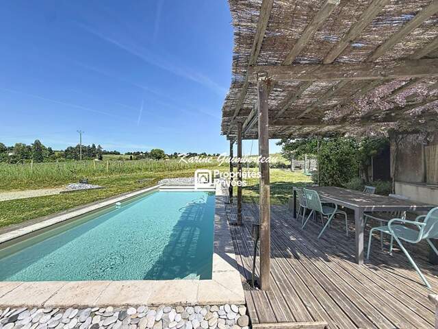 5 min Libourne : Fronsac : Maison familiale climatisée avec piscine et vues — photo du bien