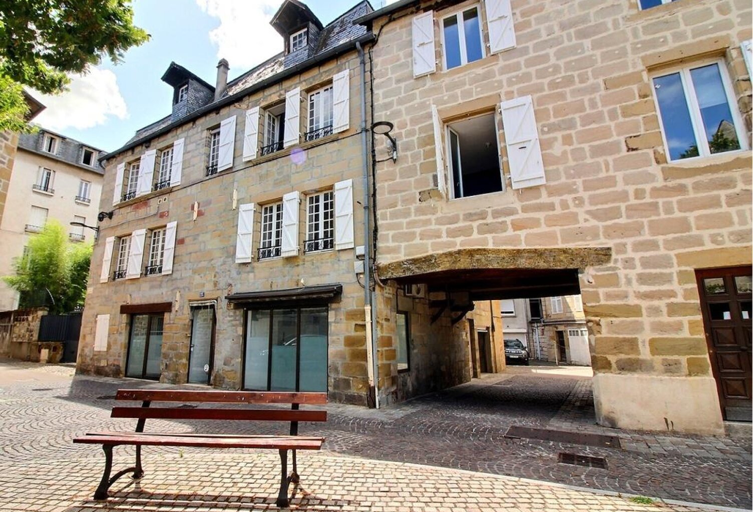 444 000 Euros - Brive centre : Maison de caractère 230m² avec ASCENSEUR, TERRASSE, 2 GARAGES + local/apt indépendant — photo 1