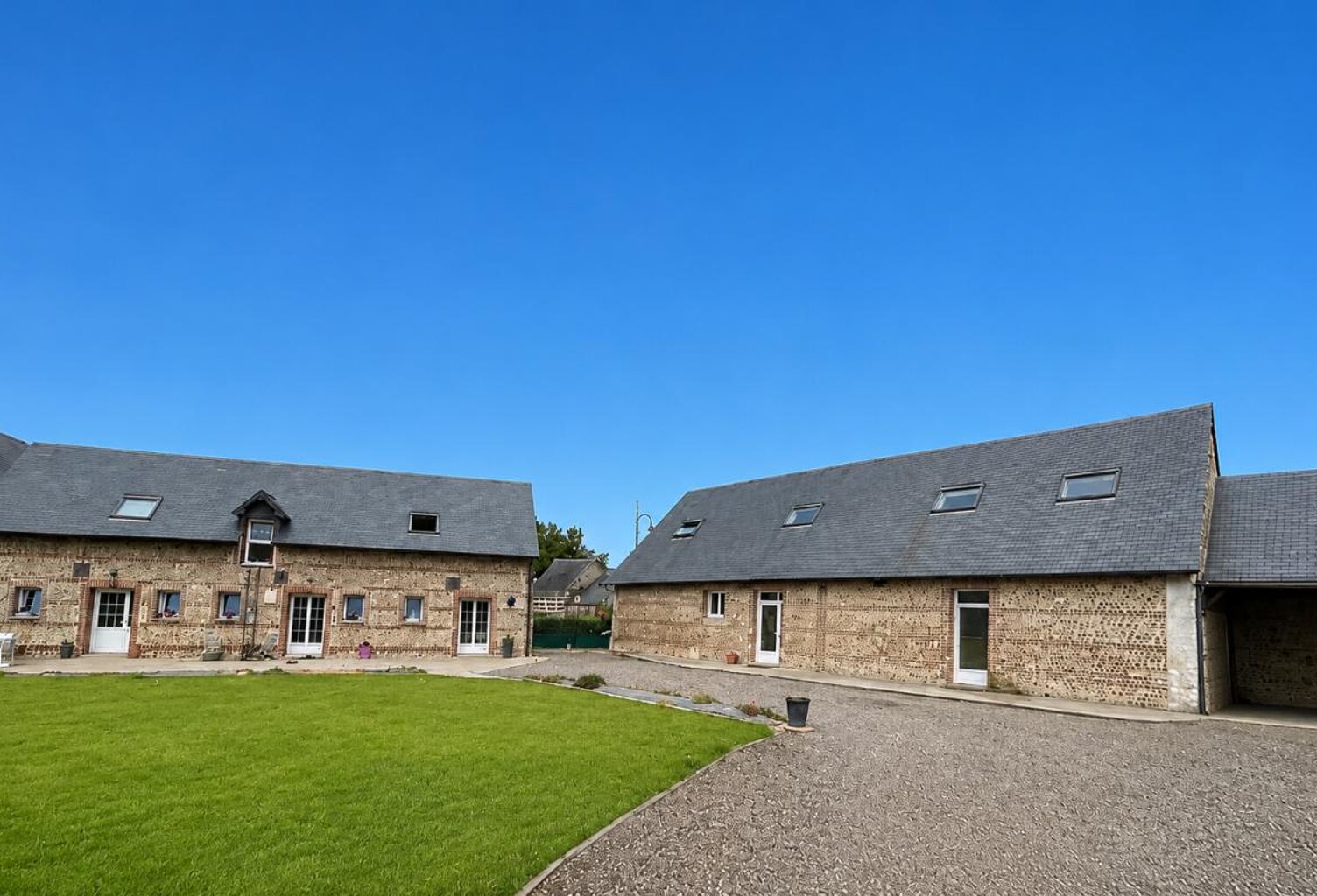 ENSEMBLE IMMOBILIER DE DEUX BATISSES , sur Bénouville — photo 1