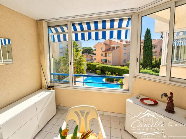 SAINT-RAPHAËL - BOULOURIS - APPARTEMENT 2/3 PIÈCES AVEC LOGGIA, PISCINE ET GARAGE DOUBLE - PLAGES ET PORT À PIED — photo du bien