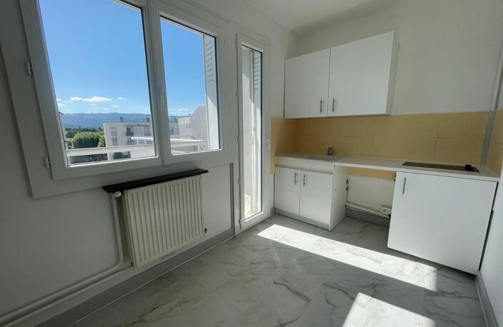 Location appartement 1 pièce 26 m² à Bourg-lès-Valence (26500) — photo 2