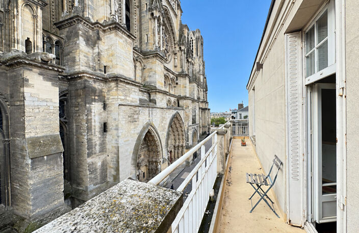 APPARTEMENT T5 AVEC BALCON SUR CATHEDRALE - PLACE ROYALE — photo 2