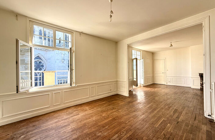 APPARTEMENT T5 AVEC BALCON SUR CATHEDRALE - PLACE ROYALE — photo 3