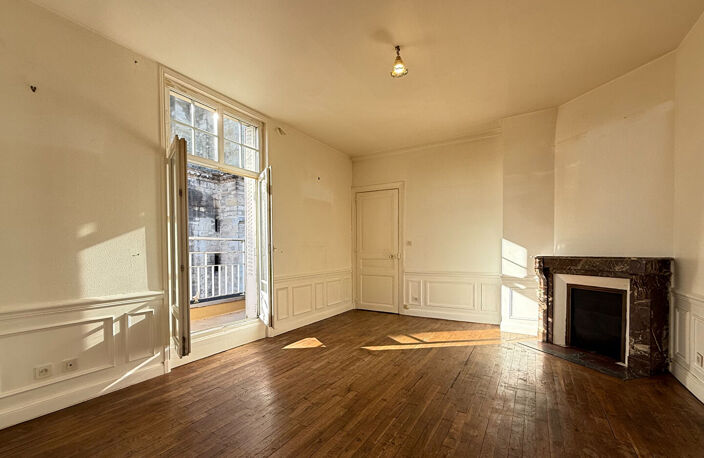 APPARTEMENT T5 AVEC BALCON SUR CATHEDRALE - PLACE ROYALE — photo 5