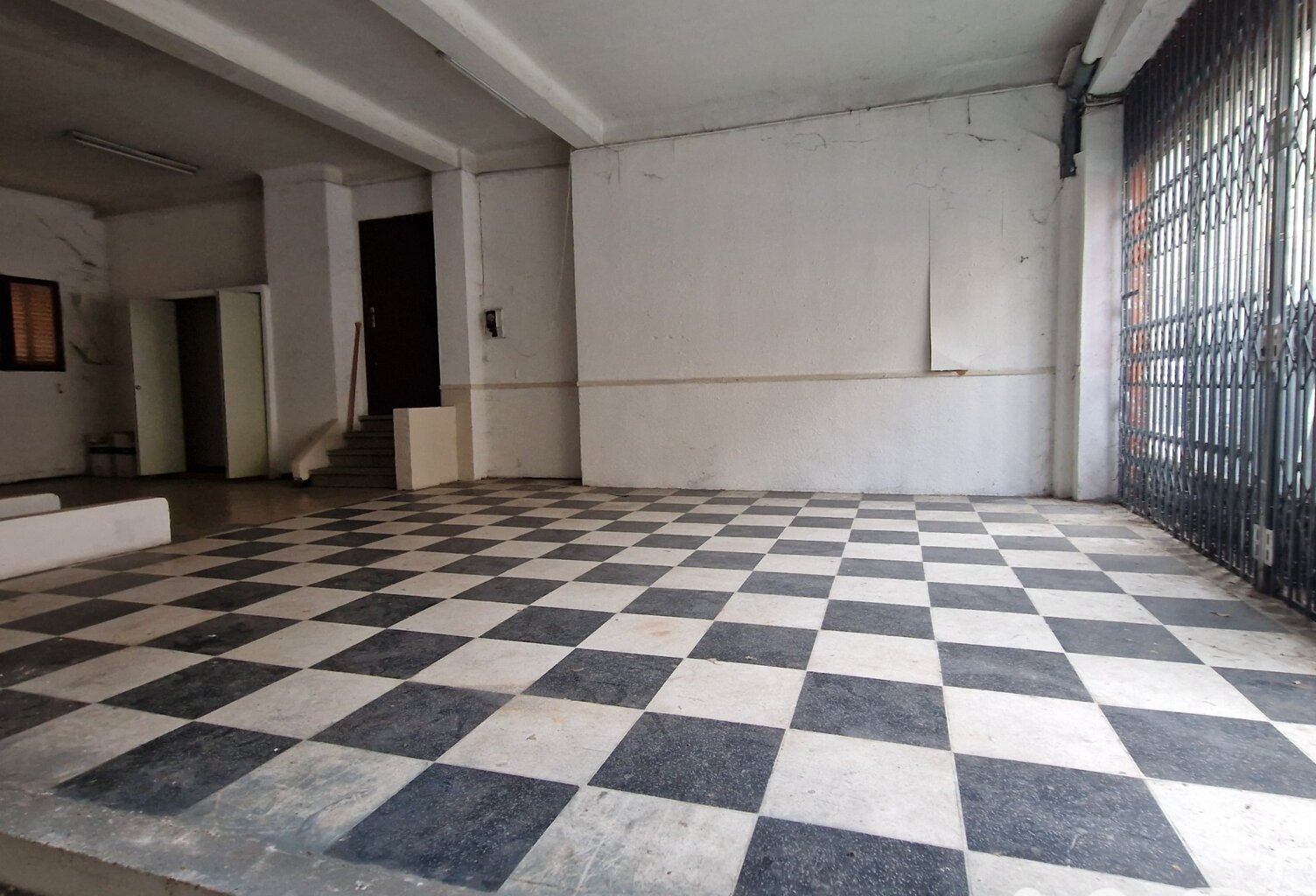 Vente Garage 370 m&sup2; — photo 1