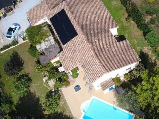 Pavillon de plain-pied avec piscine — photo du bien