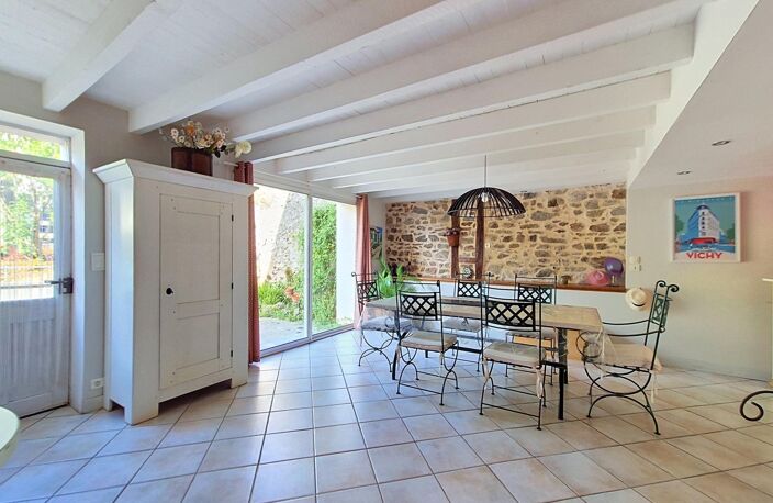 Maison de charme rénovée  123 m²  Pierres et poutres apparentes  Laprugne — photo 2