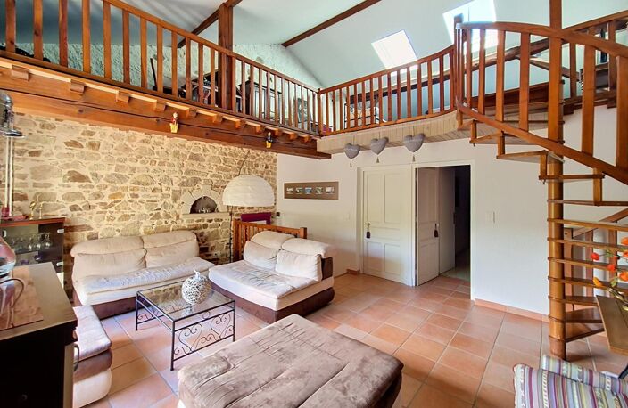Maison de charme rénovée  123 m²  Pierres et poutres apparentes  Laprugne — photo 5