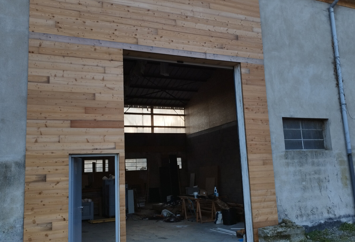 10 MN MONTBRISON LOCAL DE 220 M2 AVEC PARKING ET ACCES CAMIO — photo 1