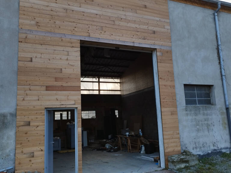 10 MN MONTBRISON LOCAL DE 220 M2 AVEC PARKING ET ACCES CAMIO — photo 1
