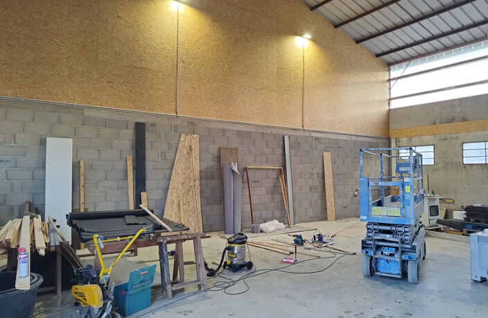 10 MN MONTBRISON LOCAL DE 220 M2 AVEC PARKING ET ACCES CAMIO — photo 2