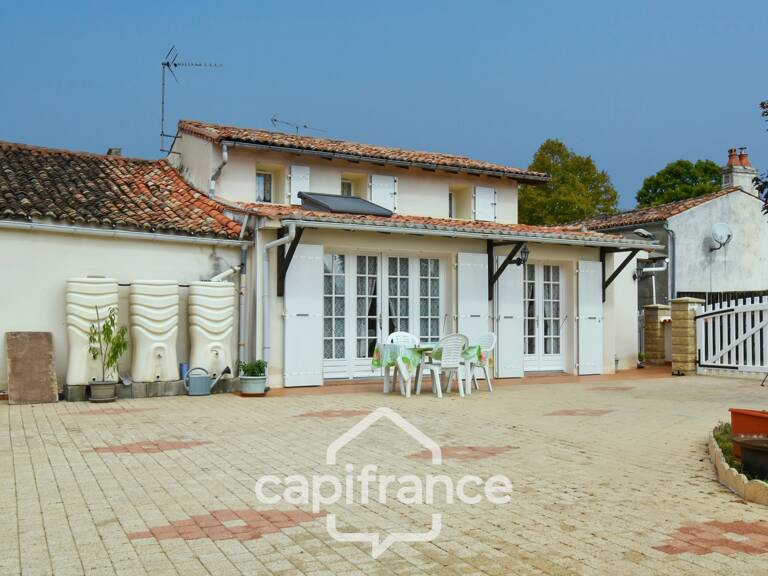 Maison à vendre 4 pièces MAZERAY (17) sur 900m² de jardin clos et 3 garages — photo 1