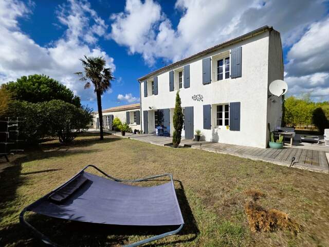 ILE D'OLERON (17), A Vendre Très belle Longère rénovée 194m², édifiée au calme en cœur de village sur terrain 1.047m² — photo du bien