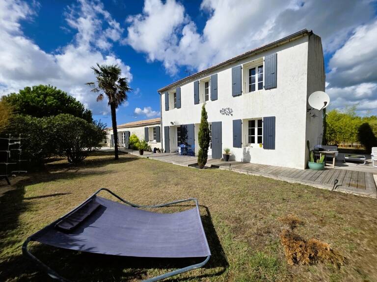 ILE D'OLERON (17), A Vendre Très belle Longère rénovée 194m², édifiée au calme en cœur de village sur terrain 1.047m² — photo 1