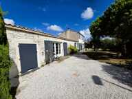 ILE D'OLERON (17), A Vendre Très belle Longère rénovée 194m², édifiée au calme en cœur de village sur terrain 1.047m² — photo 2