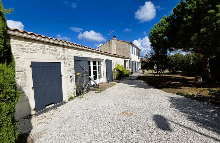 ILE D'OLERON (17), A Vendre Très belle Longère rénovée 194m², édifiée au calme en cœur de village sur terrain 1.047m² — photo 2