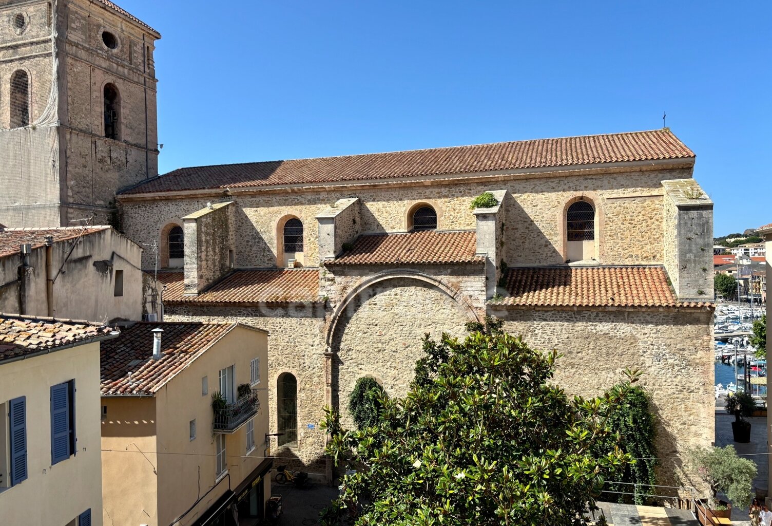 LA CIOTAT CENTRE HISTORIQUE – T3 ATYPIQUE AVEC VUE SUR L’ÉGLISE — photo 1