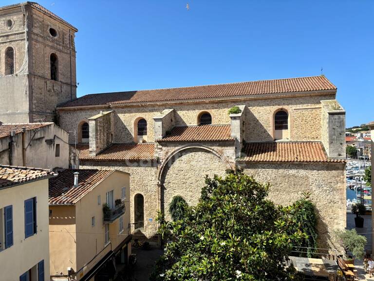 LA CIOTAT CENTRE HISTORIQUE – T3 ATYPIQUE AVEC VUE SUR L’ÉGLISE — photo 1