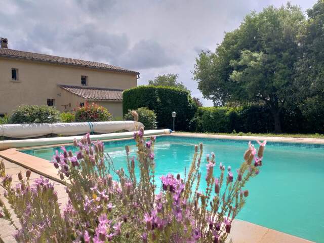 Maison de caractère 6 pièces – 4 chambres – piscine 10×5 sur 1 800 m² arborés et clos — photo du bien