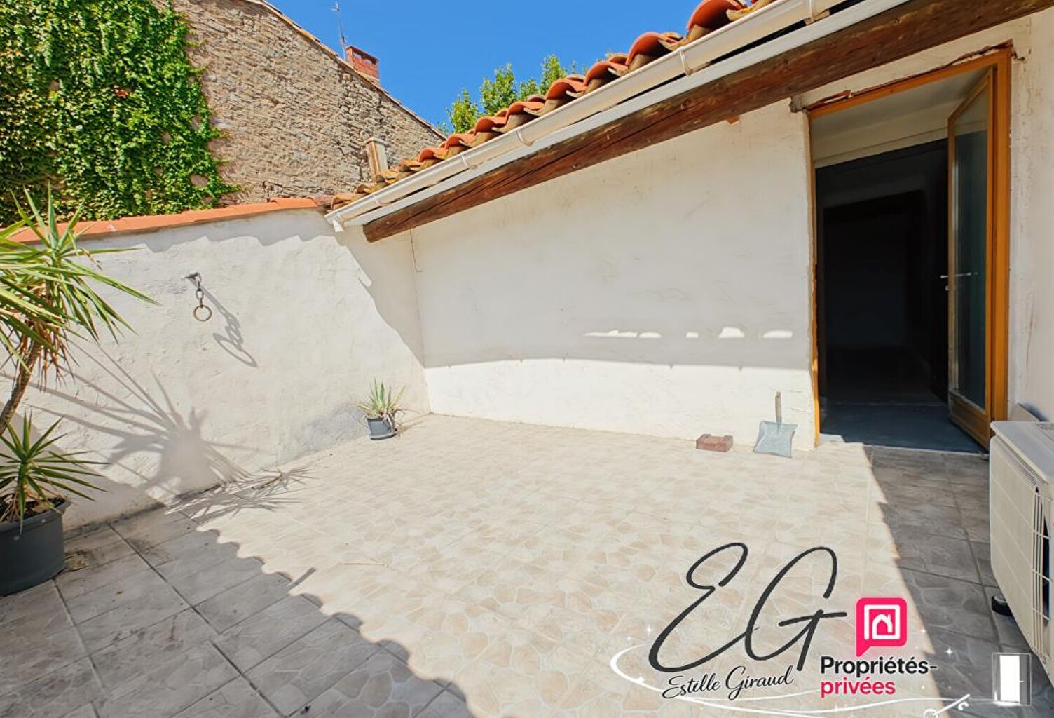 Maison de caractère traversante avec terrasse, atelier et vaste garage — photo 1