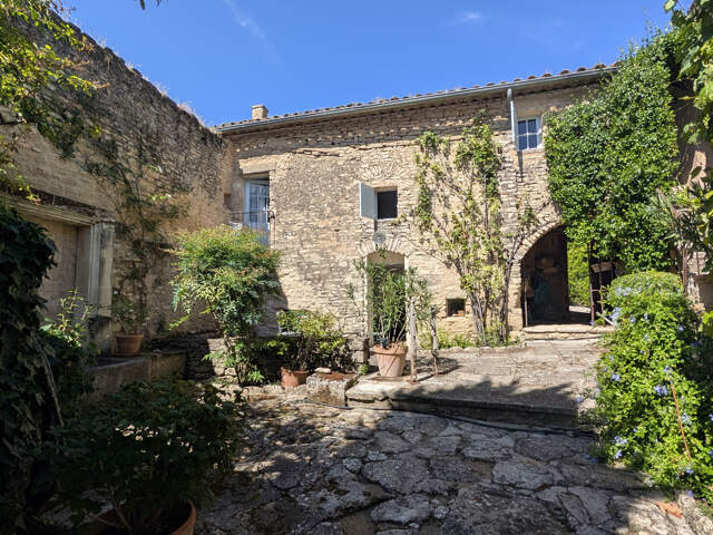 Dept 84 - Goult - Ravissante et atypique propriété en pierre — photo du bien