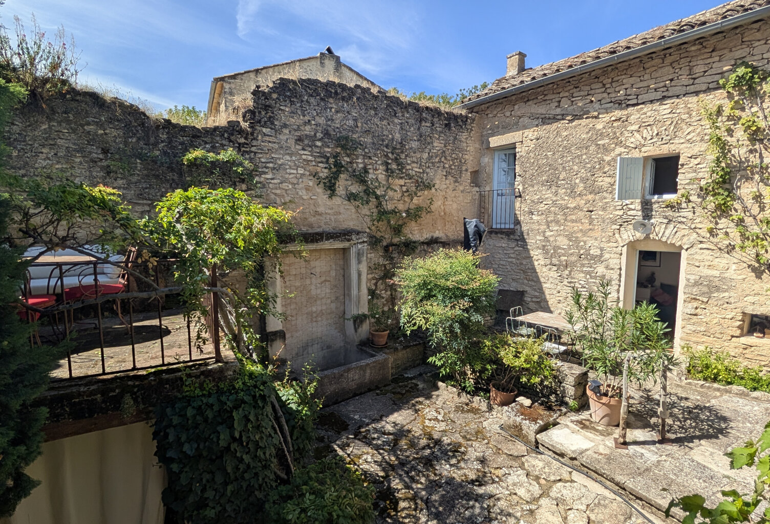 Dept 84 - Goult - Ravissante et atypique propriété en pierre — photo 1