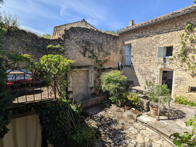 Dept 84 - Goult - Ravissante et atypique propriété en pierre — photo du bien