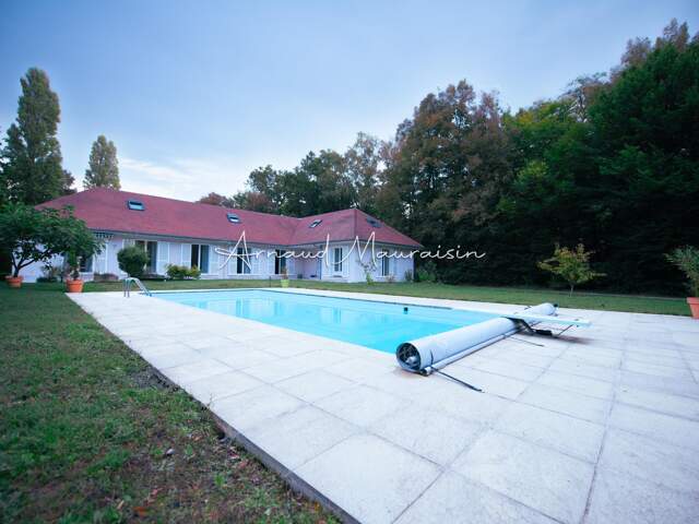 Grande maison familiale au calme avec piscine — photo du bien