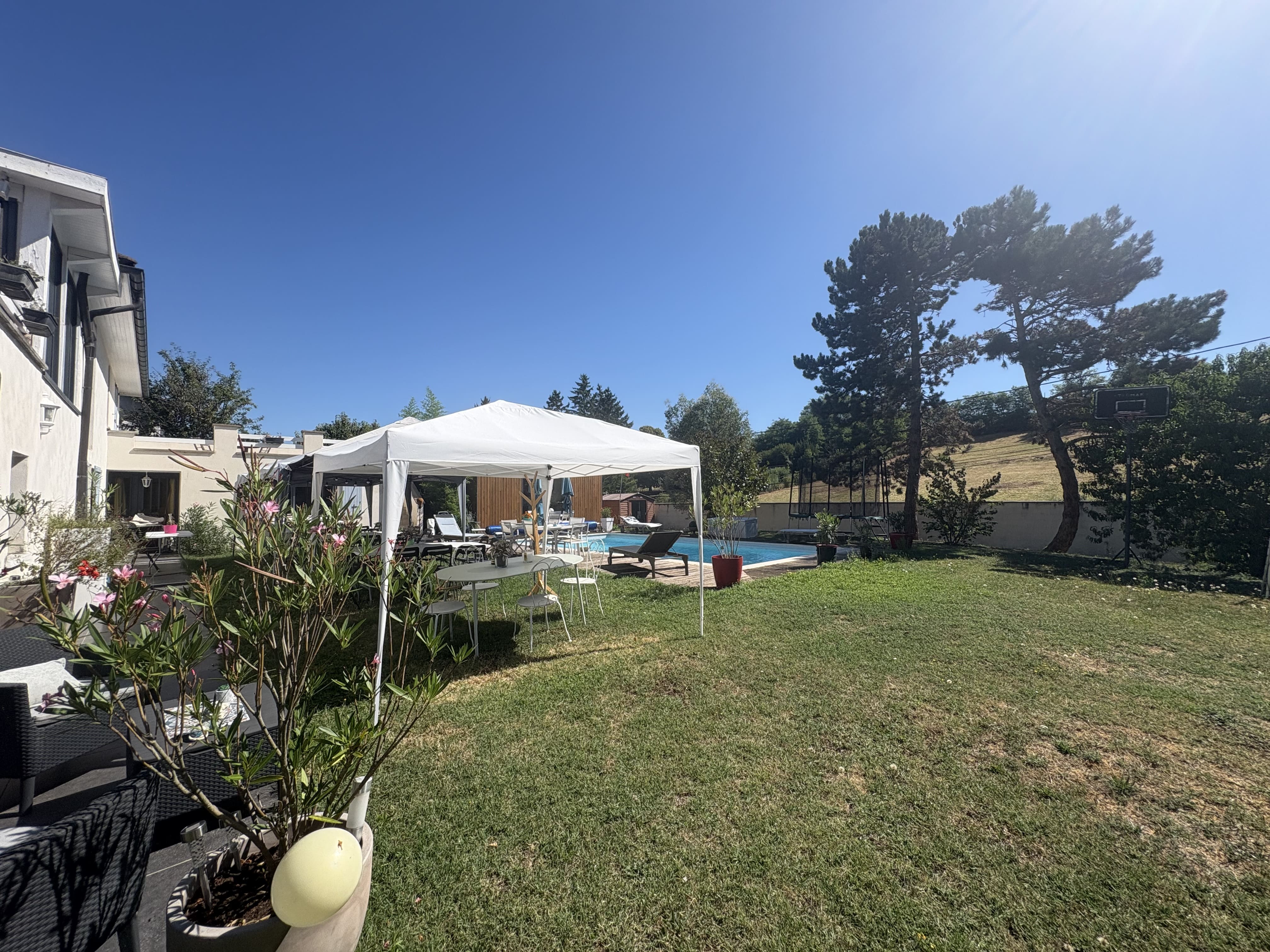 Villa 7 pièces avec grand jardin et piscine
