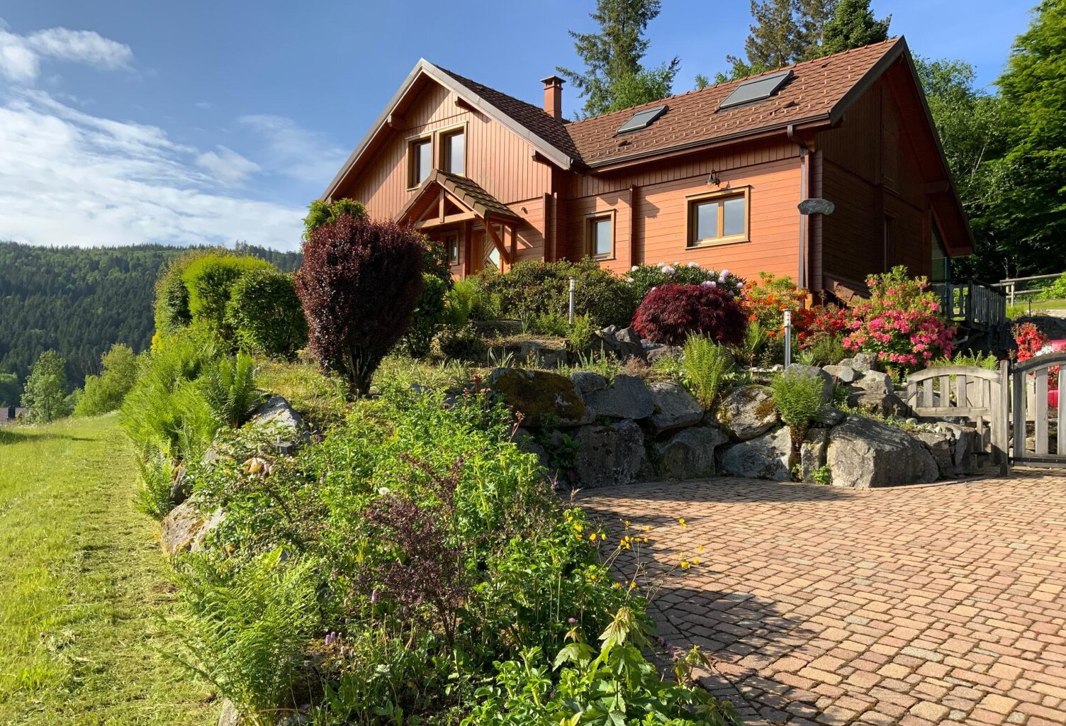 Chalet d'exception avec grand terrain paysagé de 2000 M2 ,  proximité des pistes et de la nature, emplacement rare. — photo 1