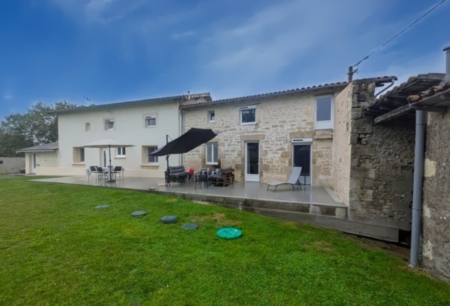 MAISON EN PIERRE RÉNOVÉE – 208 M² – 5 CHAMBRES – VIE DE PLAIN-PIED – TERRAIN 1 000 M² – A 8 MINUTES DE SAINT-MAIXENT — photo 1