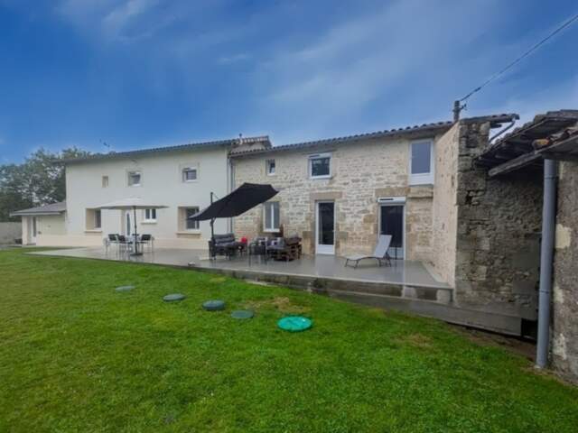 MAISON EN PIERRE RÉNOVÉE – 208 M² – 5 CHAMBRES – VIE DE PLAIN-PIED – TERRAIN 1 000 M² – A 8 MINUTES DE SAINT-MAIXENT — photo du bien
