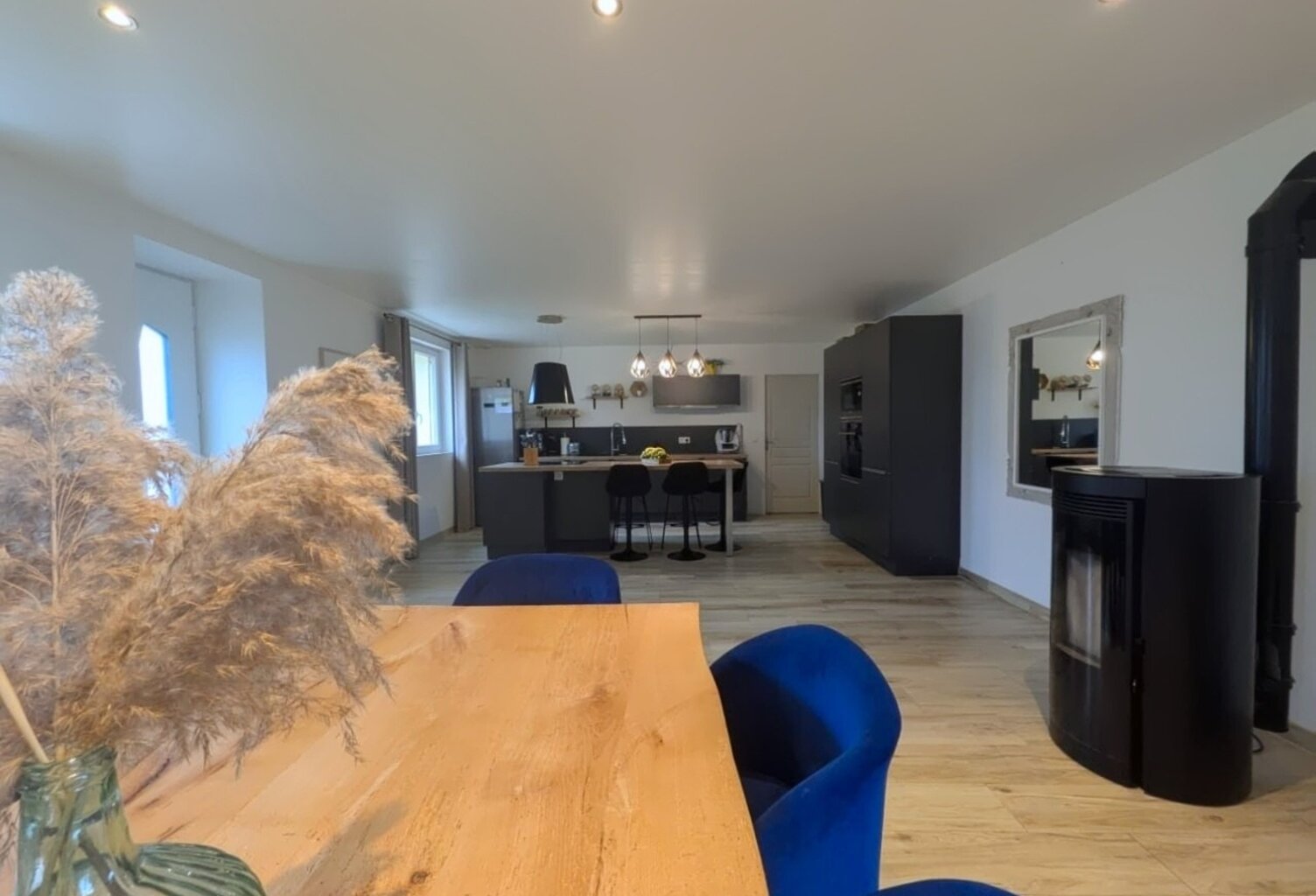 Maison en pierre rénovée – 208 m² – 5 chambres – Vie de plain-pied – Dépendances- Terrain de 1000m2 — photo 1