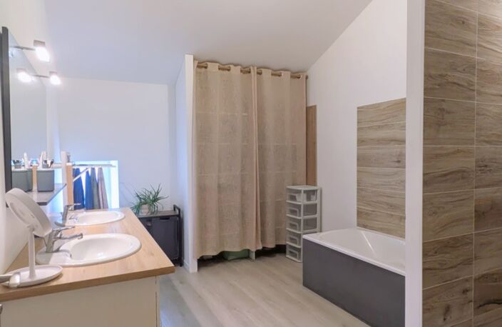Maison en pierre rénovée – 208 m² – 5 chambres – Vie de plain-pied – Dépendances- Terrain de 1000m2 — photo 4