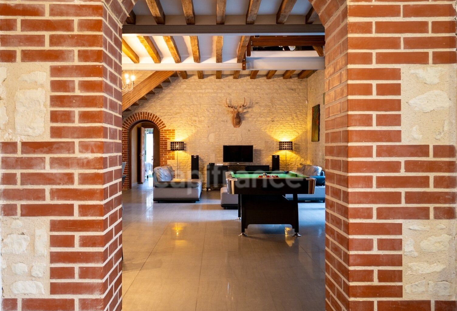 CETTE PROPRIETE DE 5 CHAMBRES EST UNE RENCONTRE RARE AVEC L'EXCELLENCE ! — photo 1