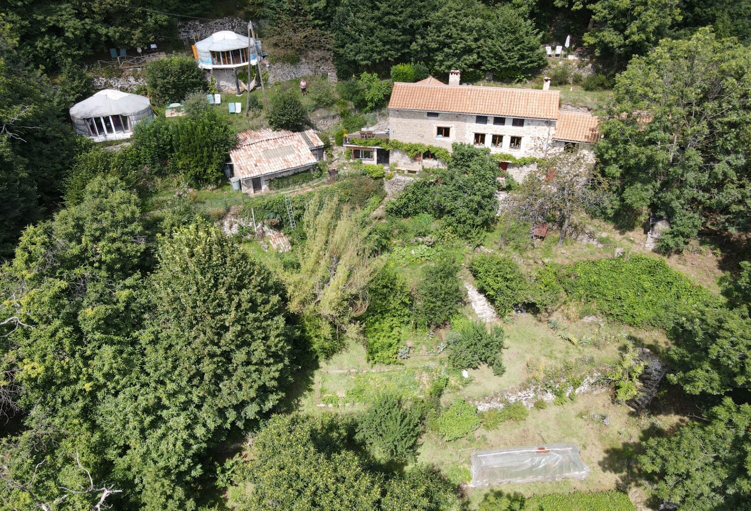 Belle maison Ardéchoise avec gîtes sur le terrain de 9950m² — photo 1