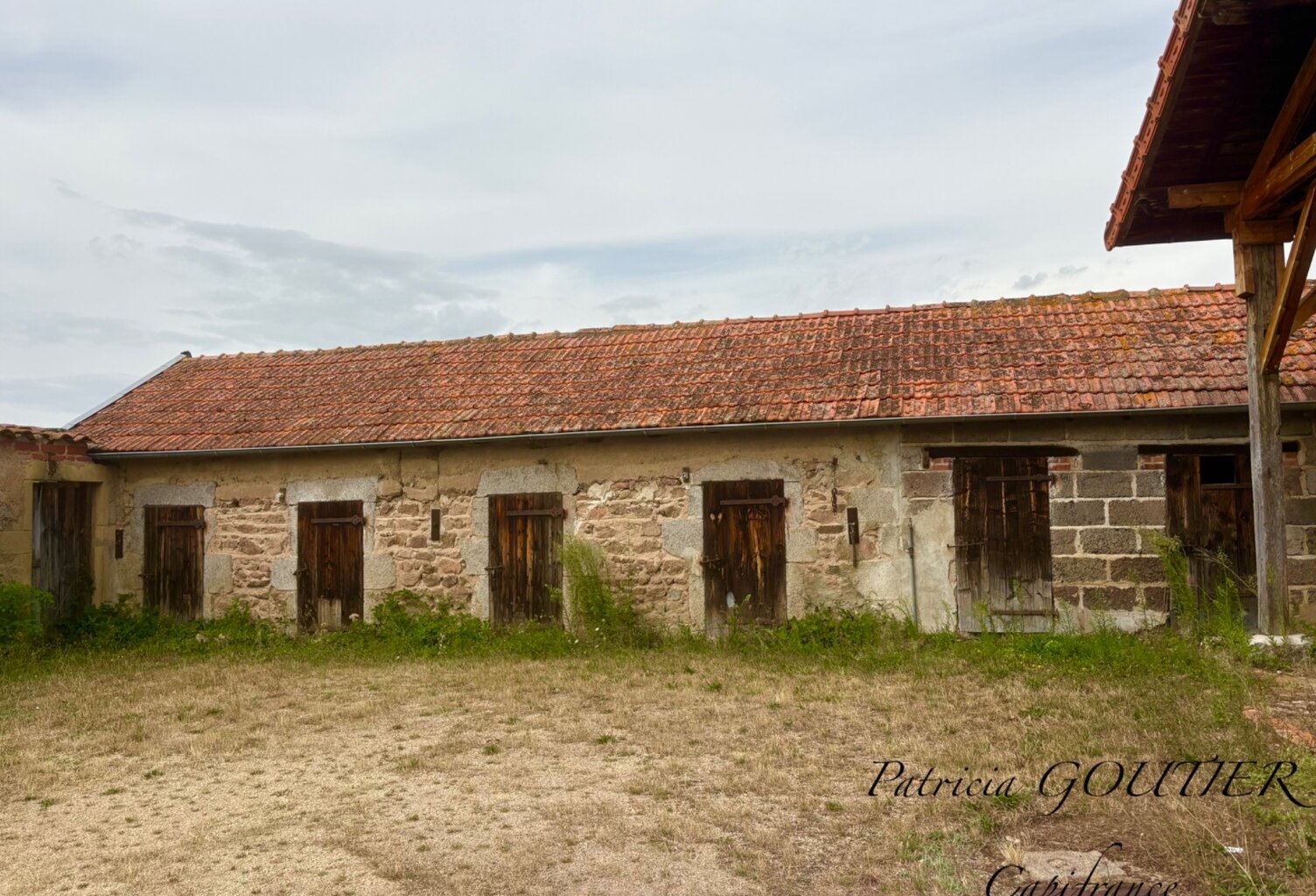 A  SAINT FORGEUX LESPINASSE (42) MAISON DE CARACTERE de 200 M2 avec DEPENDANCES et terrain clos de 8400M2 — photo 1