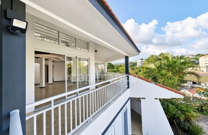 A vendre - Fort de France – Quartier Didier - Maison d'architecte – 7 Pièces – 4 Chambres + Petit T2 Indépendant — photo 5