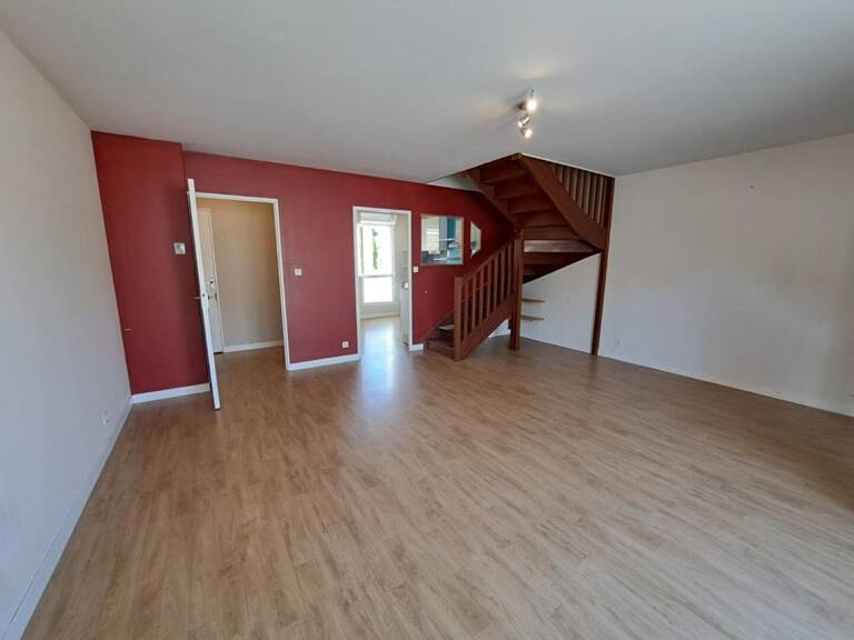 SURZUR Appartement T3 en DUPLEX de 67,70 m2. Terrasse, garage fermé et parking. À pied du bourg — photo 1