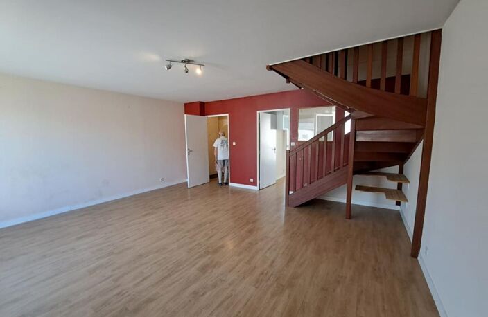 SURZUR Appartement T3 en DUPLEX de 67,70 m2. Terrasse, garage fermé et parking. À pied du bourg — photo 4