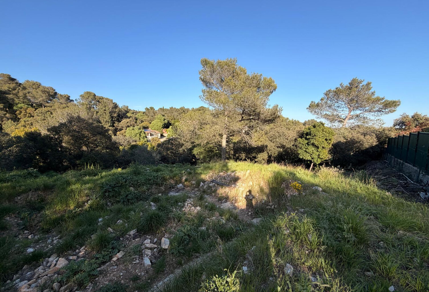 NIMES TERRES DE ROUVIERES Terrain constructible de 3000m2 av — photo 1