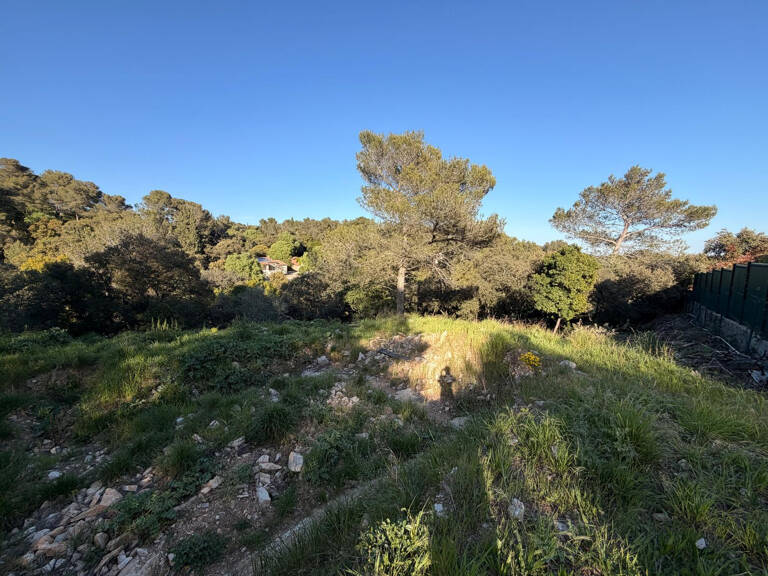 NIMES TERRES DE ROUVIERES Terrain constructible de 3000m2 av — photo 1
