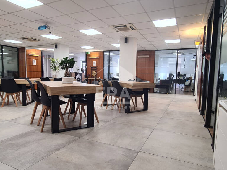 Rare! Murs commerciaux de 345 M² en plein centre — photo 1