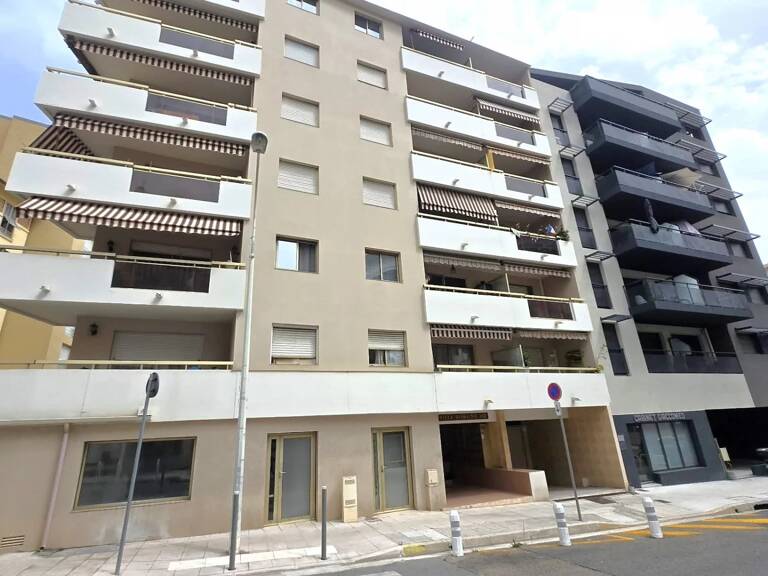 AVENUE CYRILLE BESSET - 2 PIECES AVEC TERRASSE ET CAVE (Garage e — photo 1