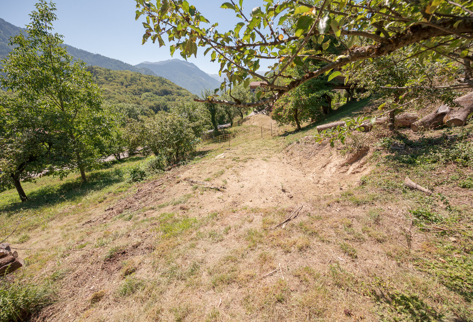 HAUTECOUR – TERRAIN CONSTRUCTIBLE AVEC VUE SUR LES MONTAGNES — photo 1