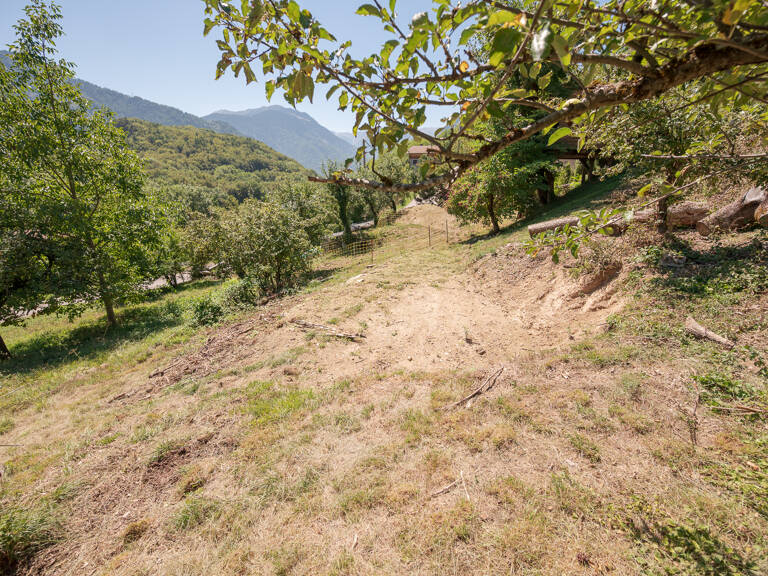 HAUTECOUR – TERRAIN CONSTRUCTIBLE AVEC VUE SUR LES MONTAGNES — photo 1