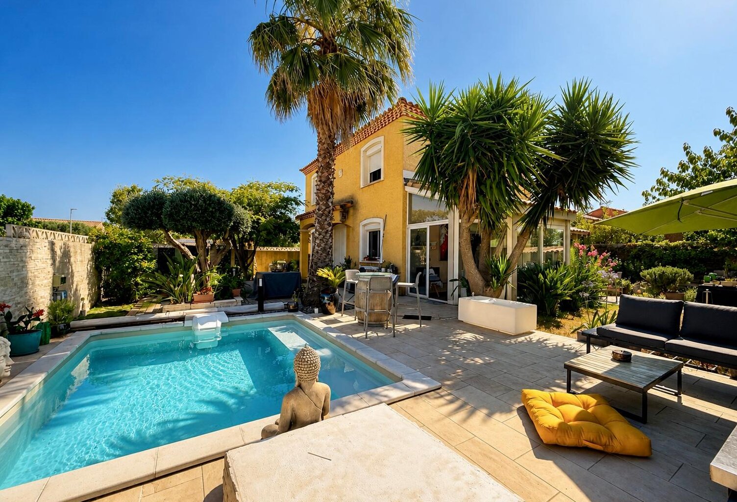 VILLA 100 M² avec jardin fleuri et piscine dans quartier calme — photo 1
