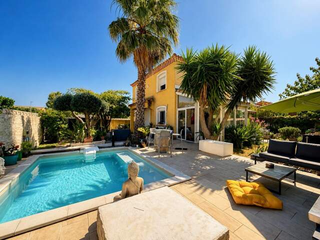 VILLA 100 M² avec jardin fleuri et piscine dans quartier calme — photo du bien