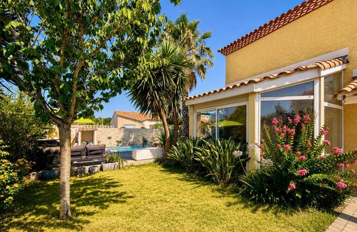 VILLA 100 M² avec jardin fleuri et piscine dans quartier calme — photo 2